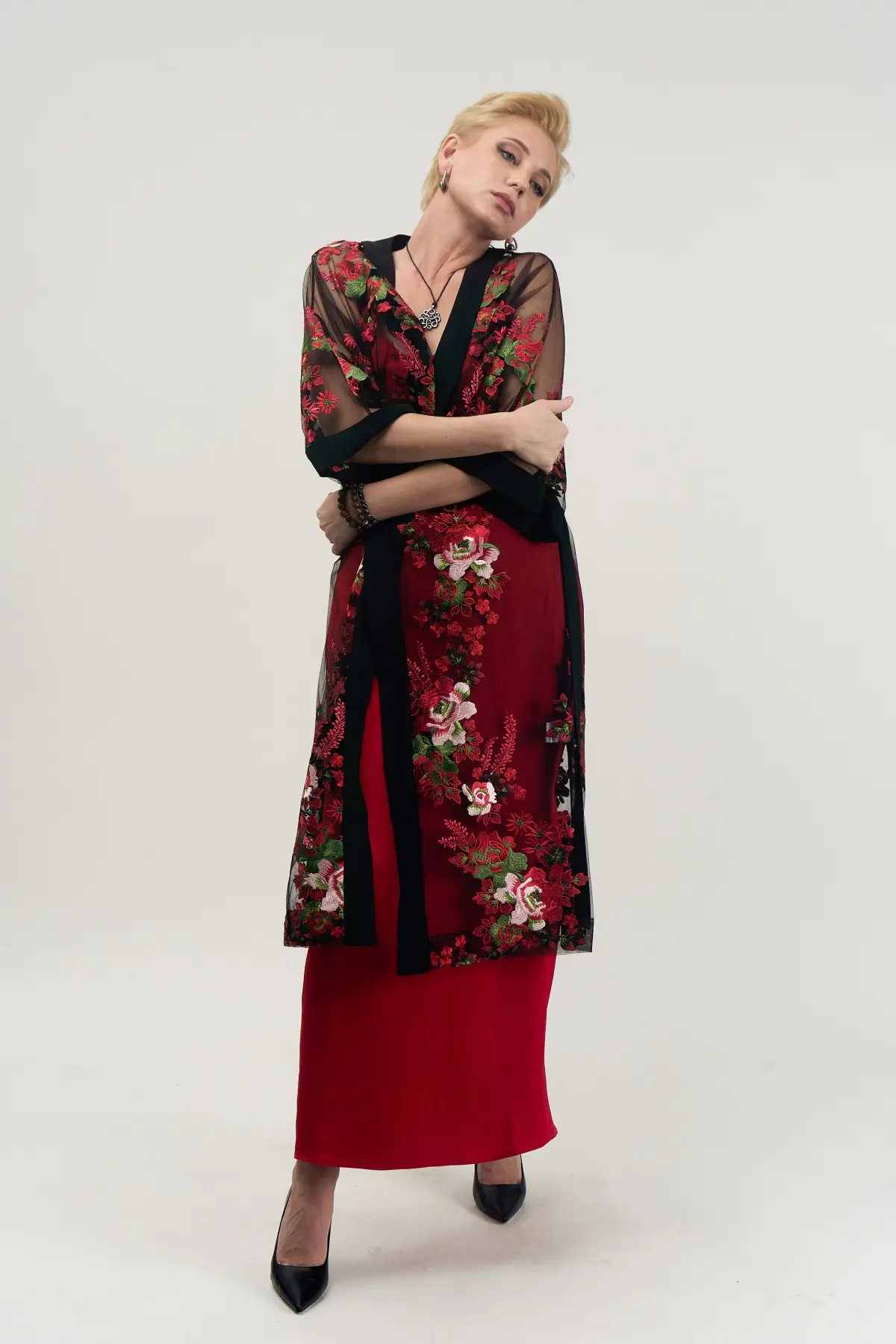 Кимоно длинное с вышивкой гладью красных цветов на черной сетке и отделкой из шелка